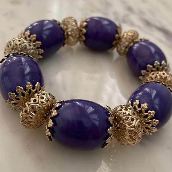 Chunky purple beads & silver tone elasticized bracelet - Picture 2 of 5